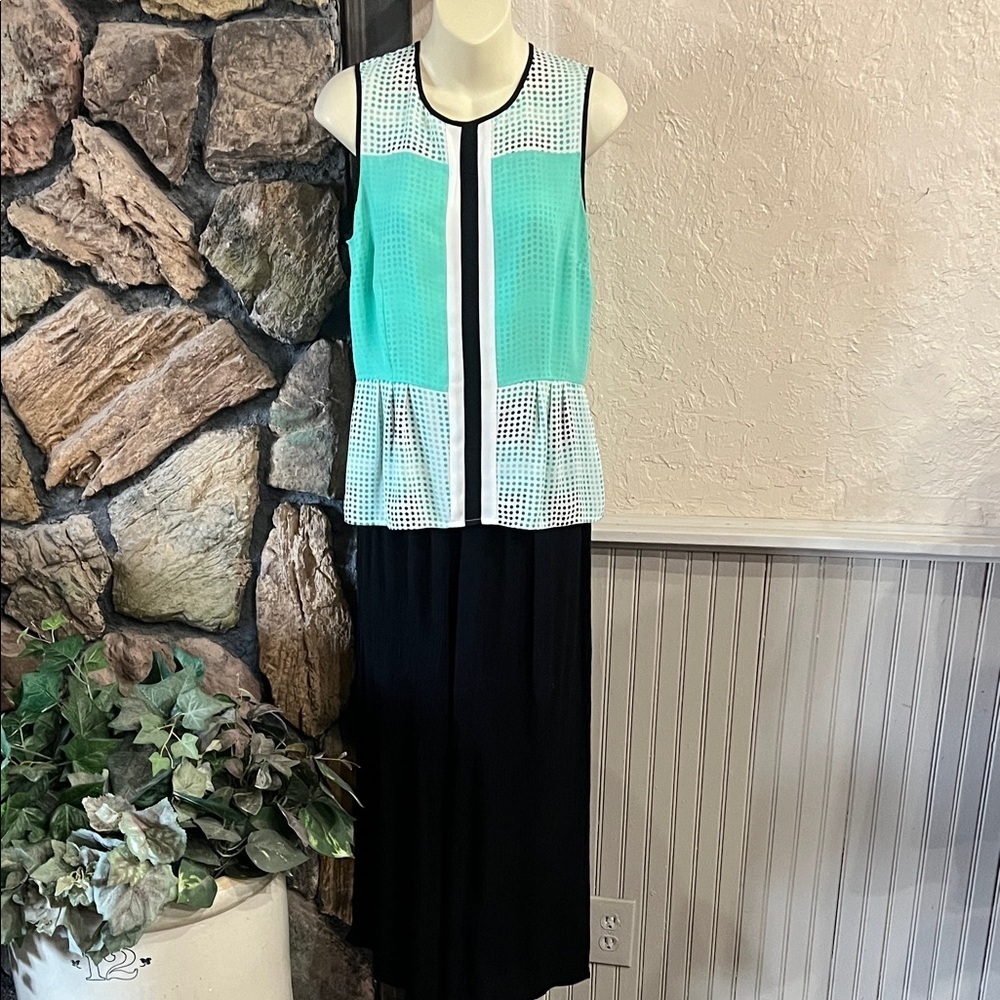Halogen Polka Dot Top in Black and Teal
Coupled with stylish pants!